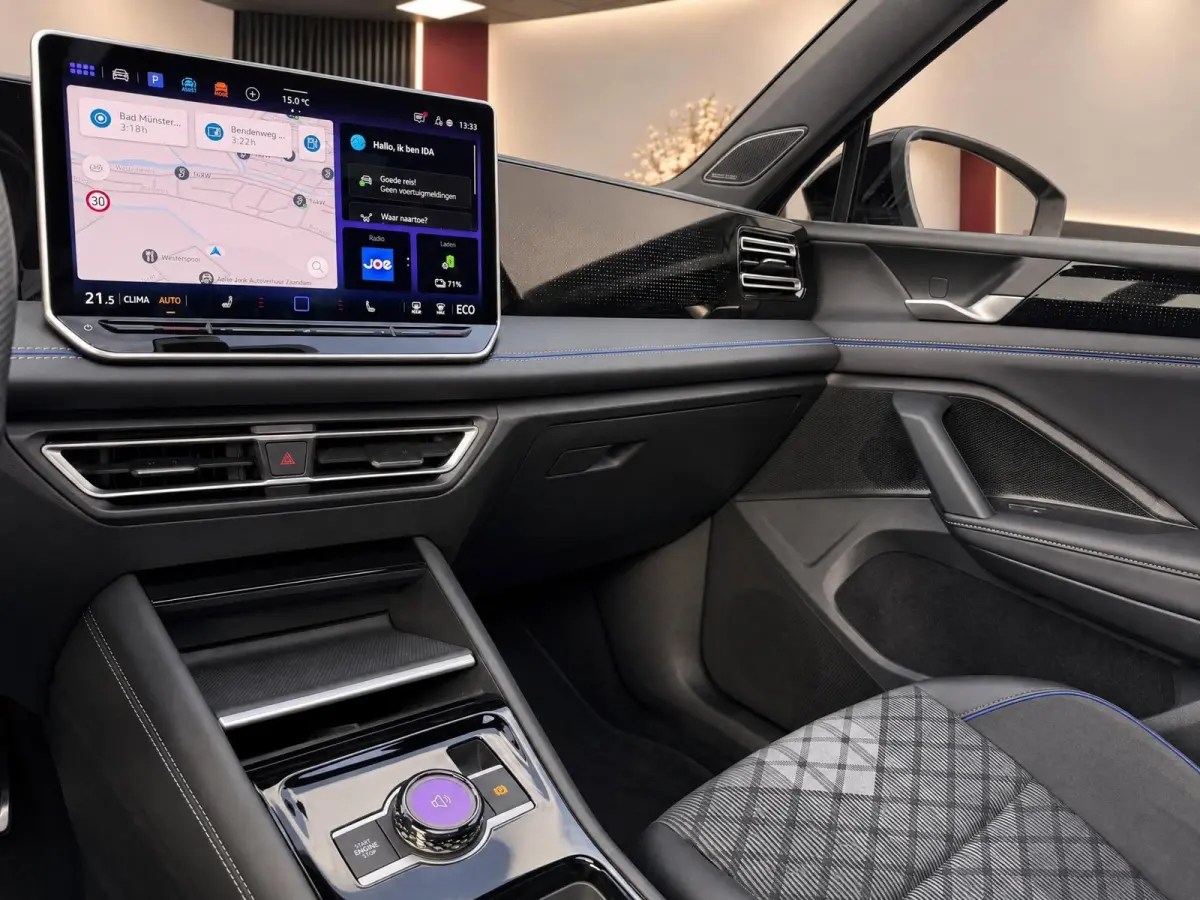 1.5 eHybrid R-Line Edition | Pano | Surround view | Black pack | H/K Sound | Trekhaak | BTW