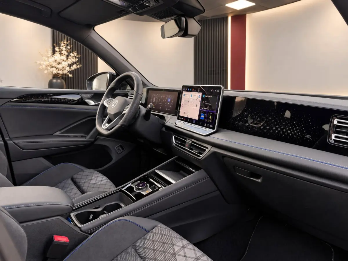 1.5 eHybrid R-Line Edition | Pano | Surround view | Black pack | H/K Sound | Trekhaak | BTW