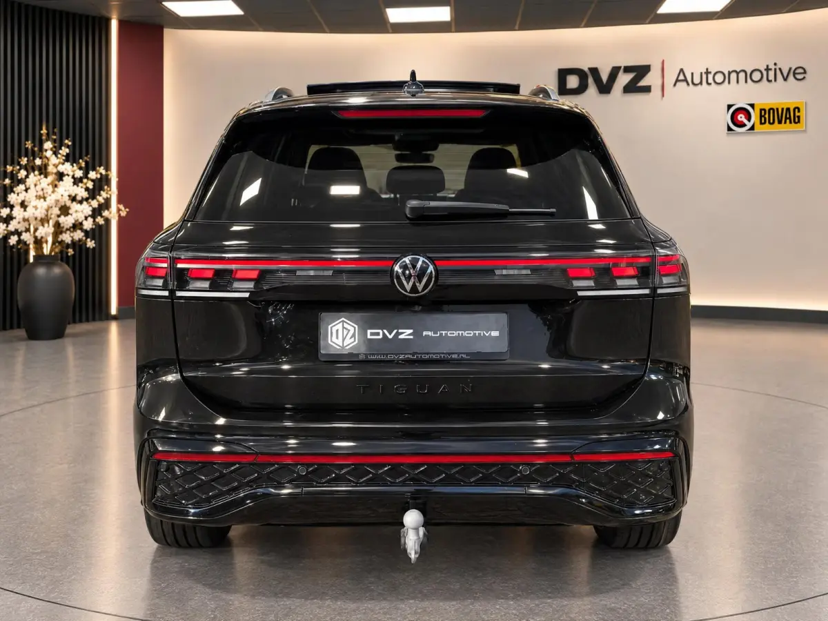1.5 eHybrid R-Line Edition | Pano | Surround view | Black pack | H/K Sound | Trekhaak | BTW