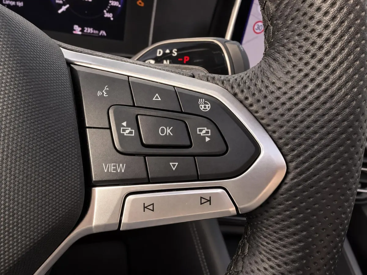 1.5 eHybrid R-Line Edition | Pano | Surround view | Black pack | H/K Sound | Trekhaak | BTW