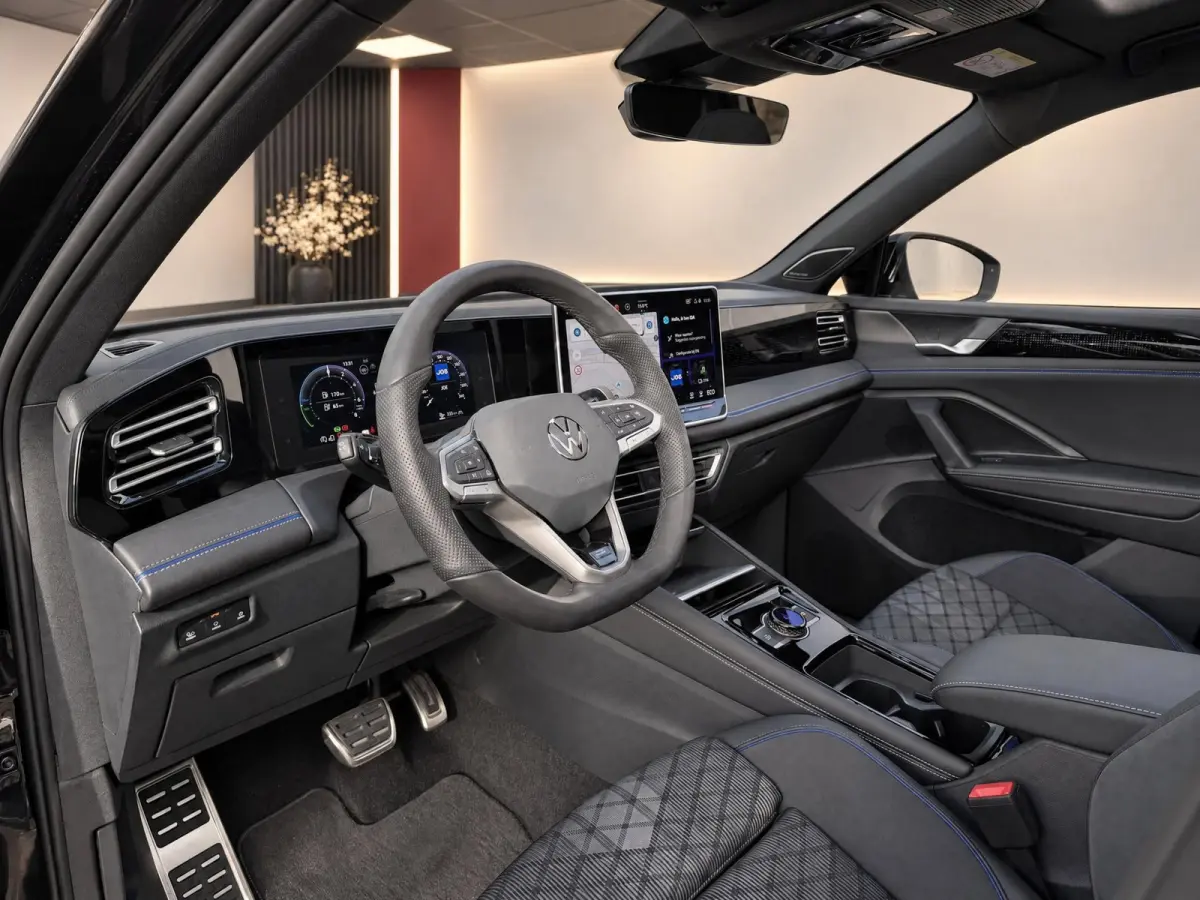 1.5 eHybrid R-Line Edition | Pano | Surround view | Black pack | H/K Sound | Trekhaak | BTW