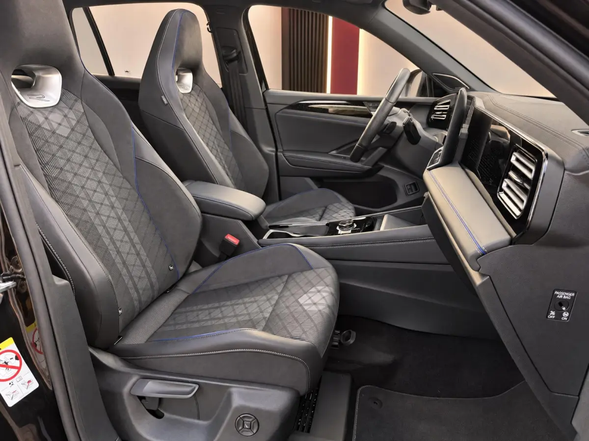 1.5 eHybrid R-Line Edition | Pano | Surround view | Black pack | H/K Sound | Trekhaak | BTW