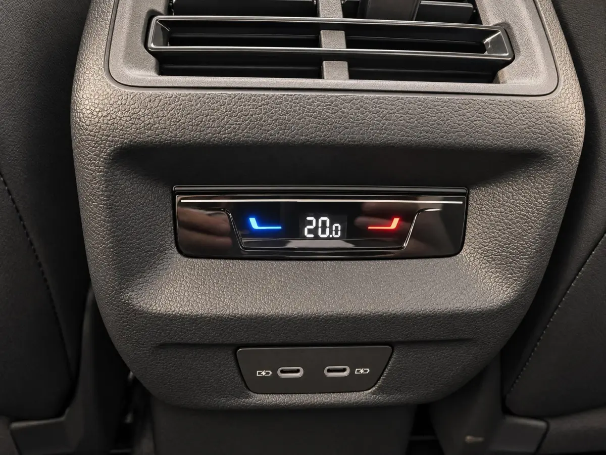 1.5 eHybrid R-Line Edition | Pano | Surround view | Black pack | H/K Sound | Trekhaak | BTW