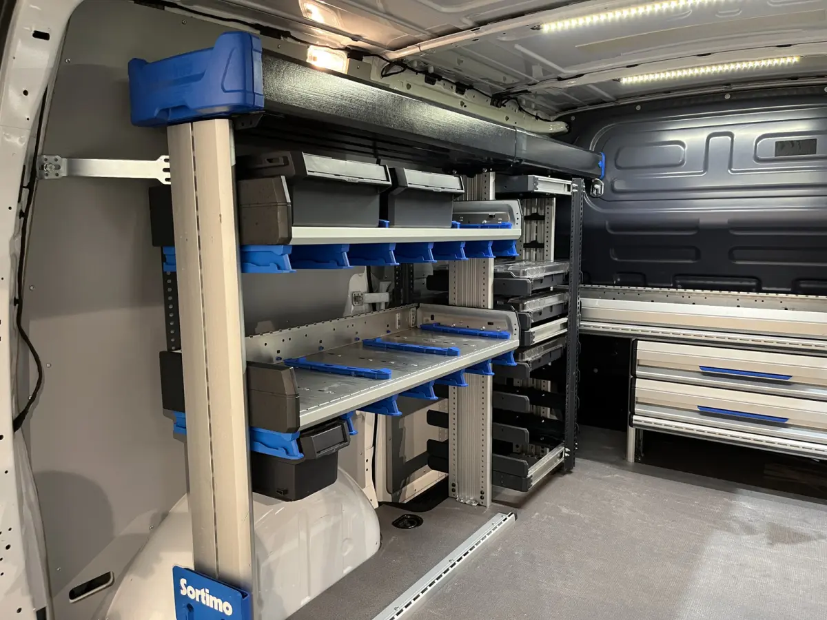114 CDI L1 Pro RWD Automaat Servicebus / Sortimo Inrichting / Euro 6 / Schuifdeur L + R / 220V. / Airco / Cruise Control / Camera / CarPlay / Trekhaak / Klep / 3-Zits