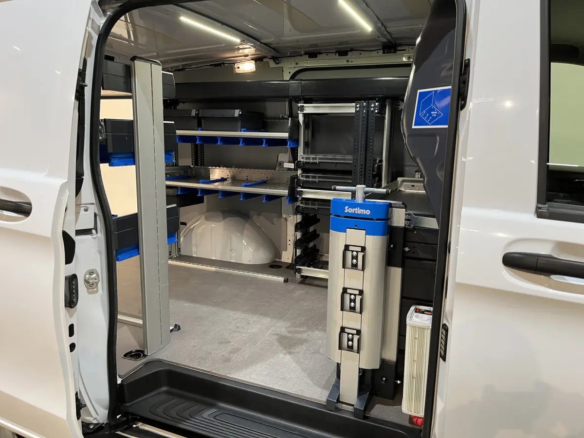 114 CDI L1 Pro RWD Automaat Servicebus / Sortimo Inrichting / Euro 6 / Schuifdeur L + R / 220V. / Airco / Cruise Control / Camera / CarPlay / Trekhaak / Klep / 3-Zits