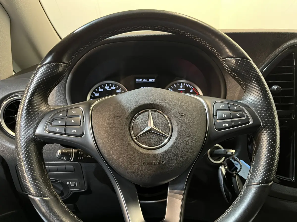 114 CDI L1 Pro RWD Automaat Servicebus / Sortimo Inrichting / Euro 6 / Schuifdeur L + R / 220V. / Airco / Cruise Control / Camera / CarPlay / Trekhaak / Klep / 3-Zits