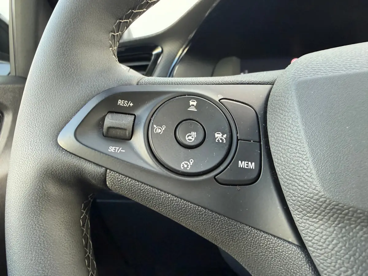 1.2 110 PK Turbo Hybrid GS | ADAPTIEVE CRUISE CONTROL| DODEHOEK DETECTIE| STUUR EN STOELVERWARMING| KEYLESS ENTRY & START| NAVIGATIE| APPLE CARPLAY/ANDROID AUTO| CAMERA + PARKEERSENSOREN| LE