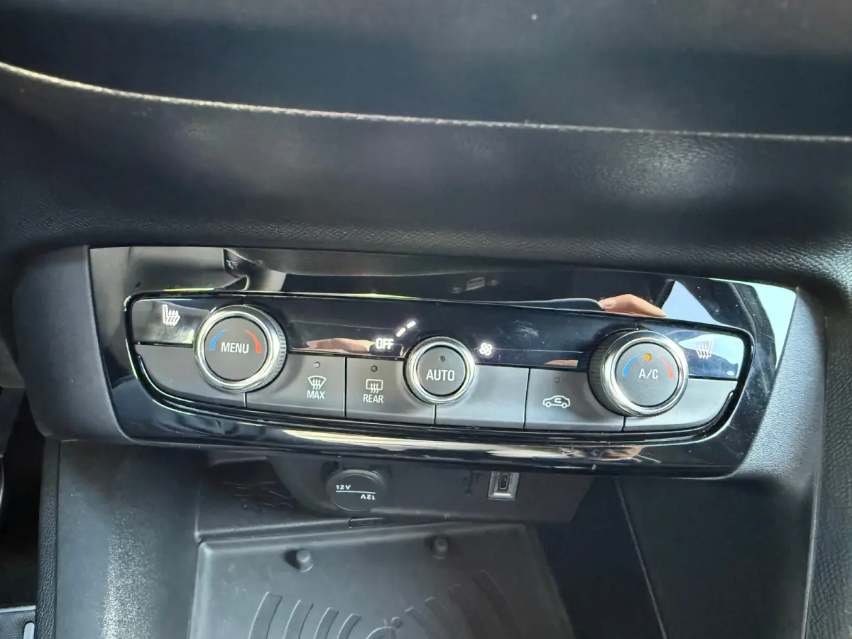 1.2 110 PK Turbo Hybrid GS | ADAPTIEVE CRUISE CONTROL| DODEHOEK DETECTIE| STUUR EN STOELVERWARMING| KEYLESS ENTRY & START| NAVIGATIE| APPLE CARPLAY/ANDROID AUTO| CAMERA + PARKEERSENSOREN| LE