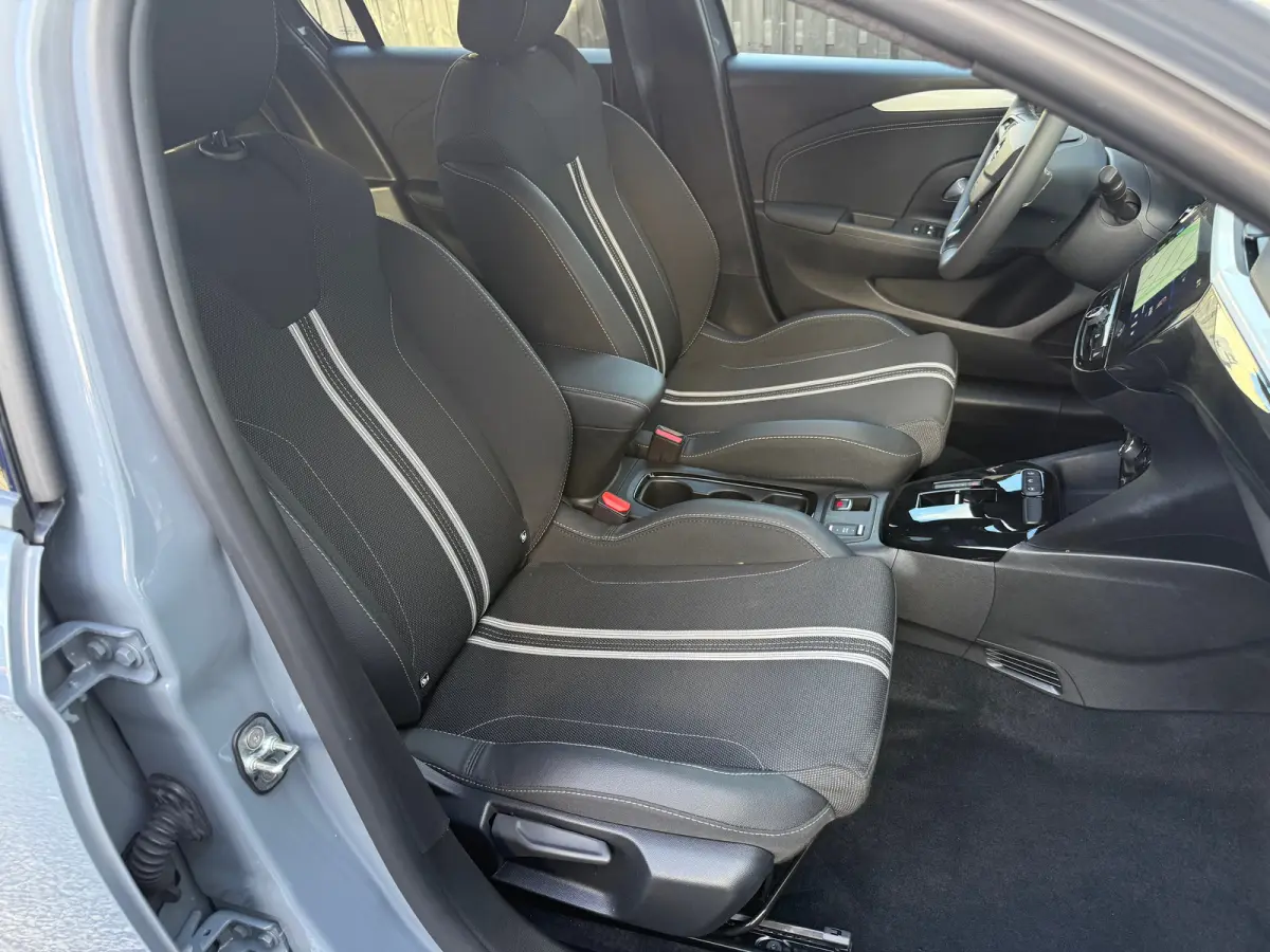 1.2 110 PK Turbo Hybrid GS | ADAPTIEVE CRUISE CONTROL| DODEHOEK DETECTIE| STUUR EN STOELVERWARMING| KEYLESS ENTRY & START| NAVIGATIE| APPLE CARPLAY/ANDROID AUTO| CAMERA + PARKEERSENSOREN| LE