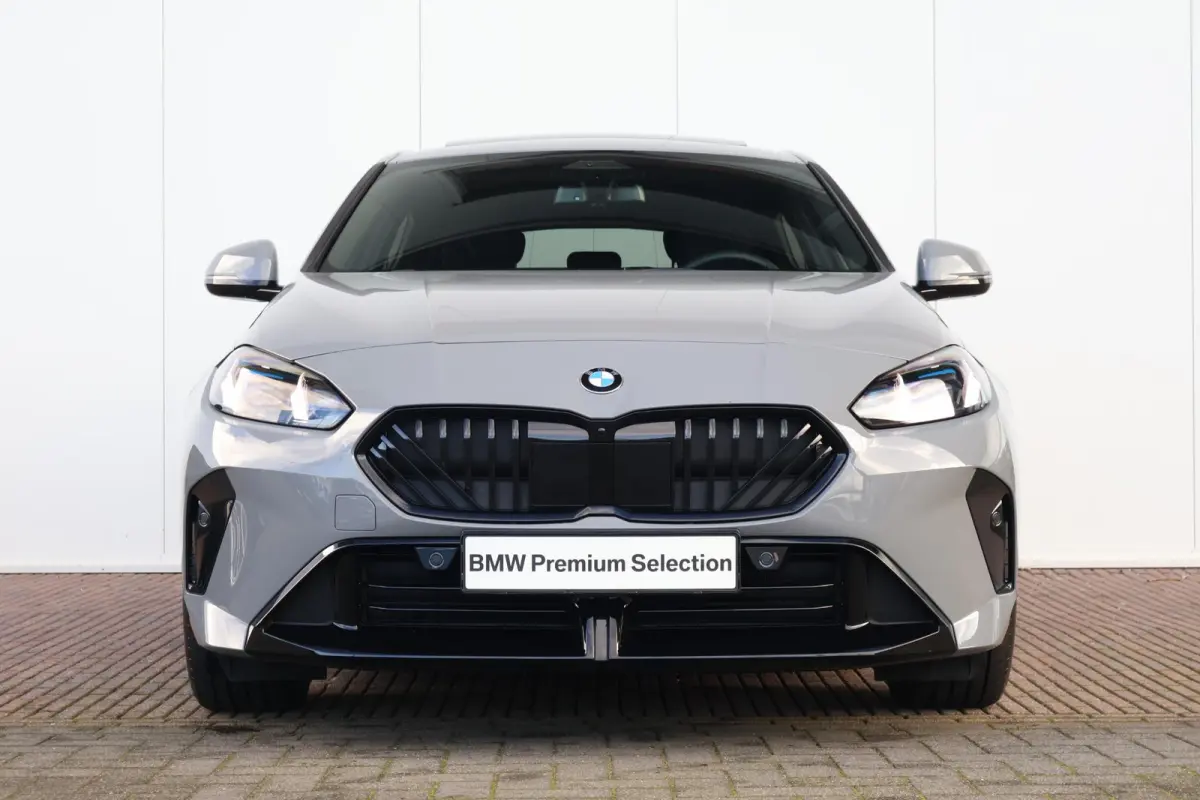120 M Sport Design Edition | Sportpakket Pro | Panorama Dak | Invidual Nardo Grey | 19'' LM | Comforttoegang | Harman Kardon | Achteruitrijcamera | PDC |