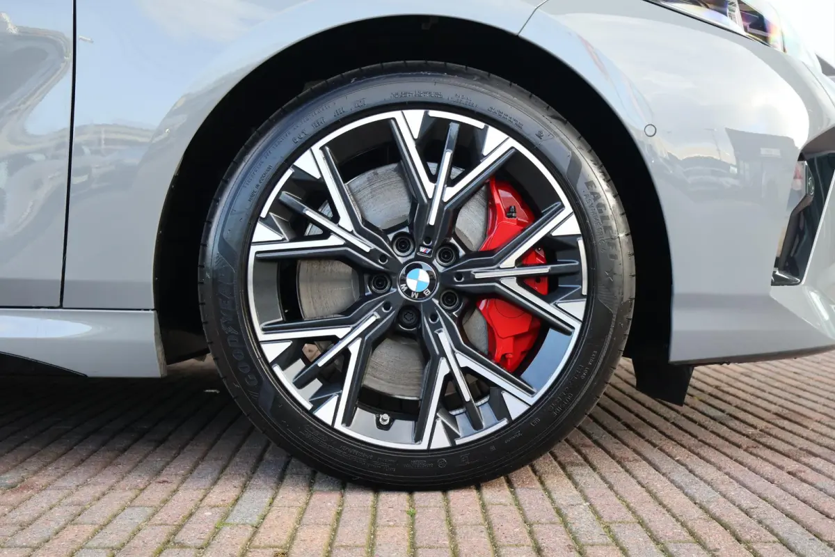 120 M Sport Design Edition | Sportpakket Pro | Panorama Dak | Invidual Nardo Grey | 19'' LM | Comforttoegang | Harman Kardon | Achteruitrijcamera | PDC |
