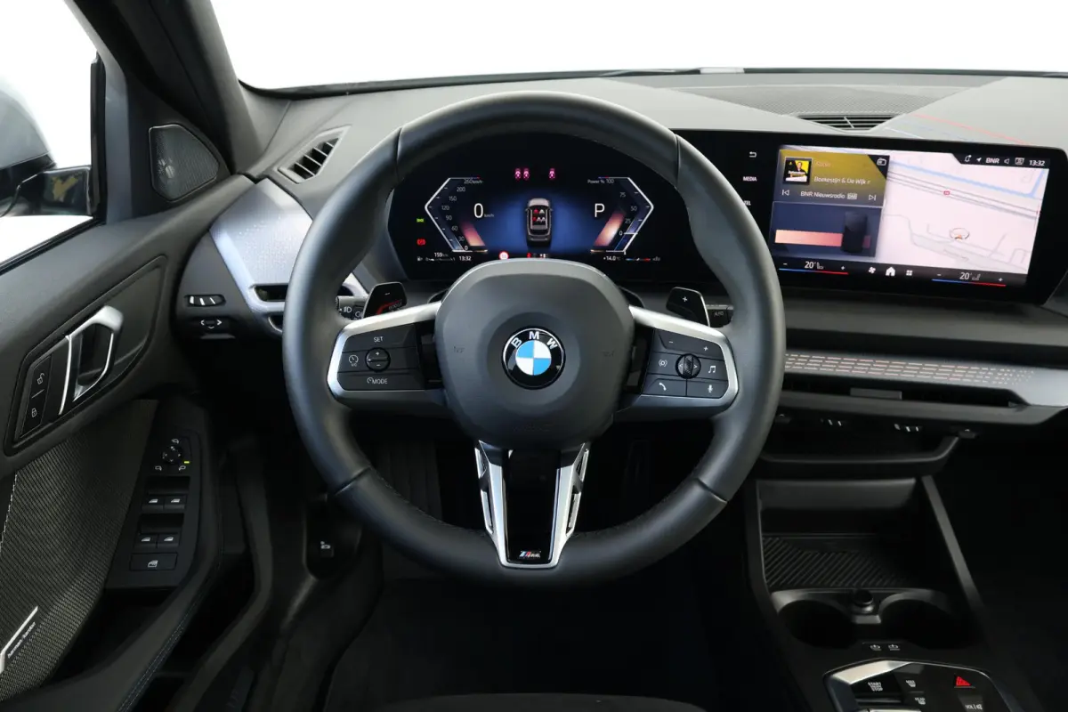 120 M Sport Design Edition | Sportpakket Pro | Panorama Dak | Invidual Nardo Grey | 19'' LM | Comforttoegang | Harman Kardon | Achteruitrijcamera | PDC |