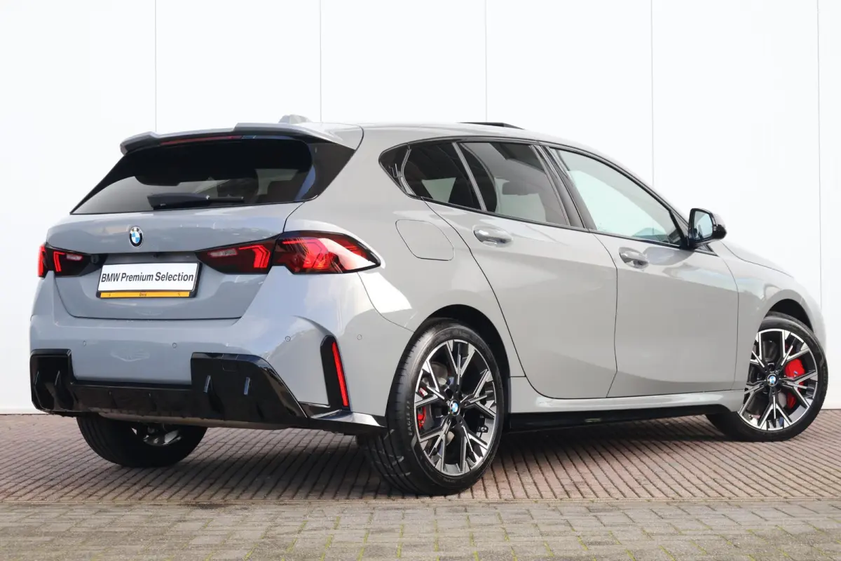 120 M Sport Design Edition | Sportpakket Pro | Panorama Dak | Invidual Nardo Grey | 19'' LM | Comforttoegang | Harman Kardon | Achteruitrijcamera | PDC |