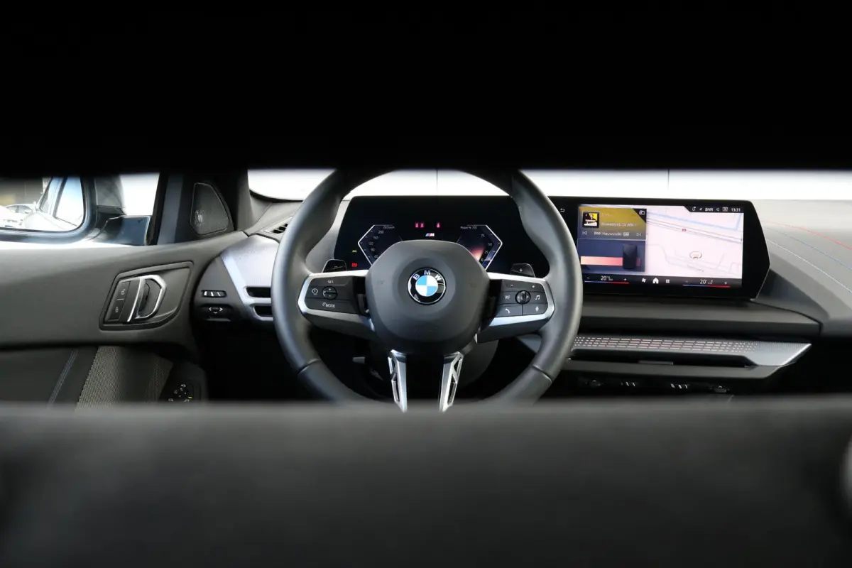 120 M Sport Design Edition | Sportpakket Pro | Panorama Dak | Invidual Nardo Grey | 19'' LM | Comforttoegang | Harman Kardon | Achteruitrijcamera | PDC |