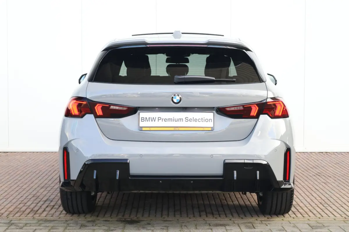 120 M Sport Design Edition | Sportpakket Pro | Panorama Dak | Invidual Nardo Grey | 19'' LM | Comforttoegang | Harman Kardon | Achteruitrijcamera | PDC |
