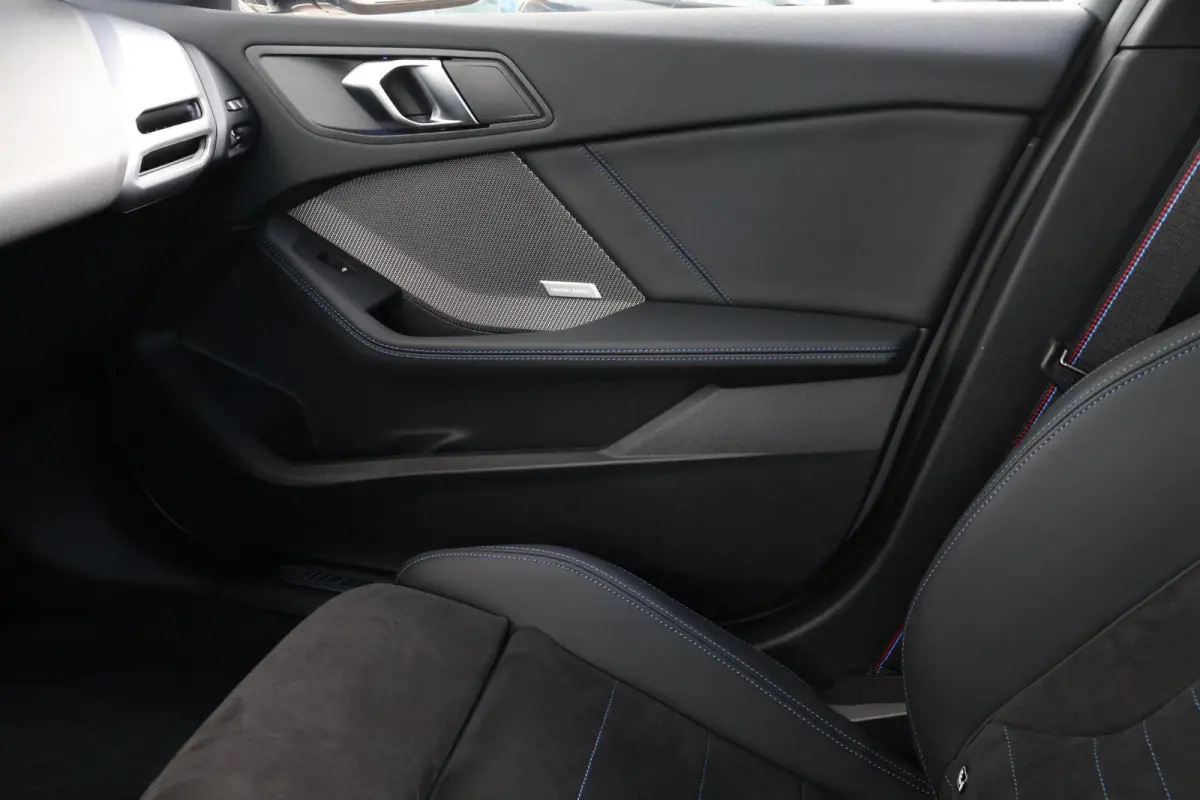 120 M Sport Design Edition | Sportpakket Pro | Panorama Dak | Invidual Nardo Grey | 19'' LM | Comforttoegang | Harman Kardon | Achteruitrijcamera | PDC |