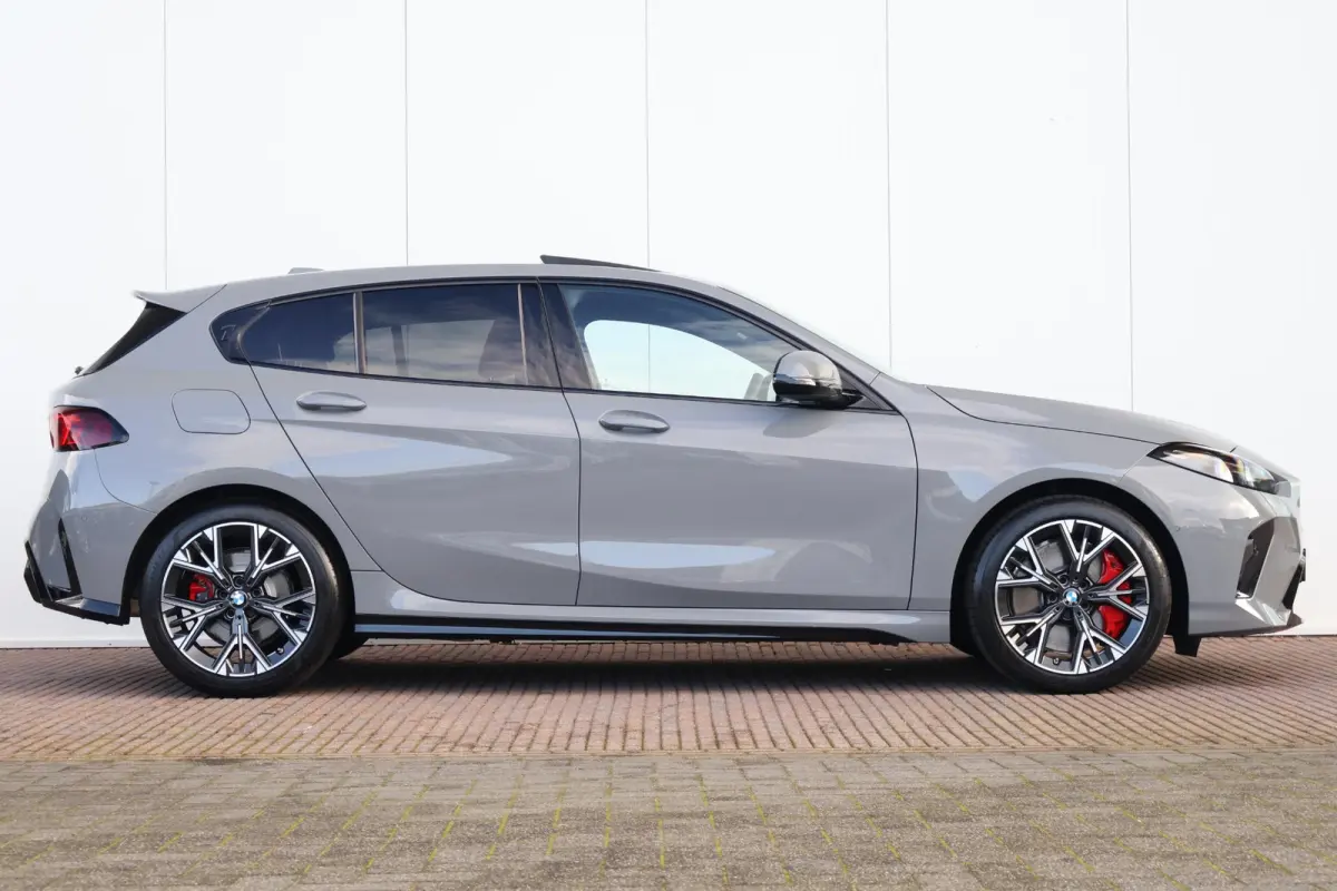 120 M Sport Design Edition | Sportpakket Pro | Panorama Dak | Invidual Nardo Grey | 19'' LM | Comforttoegang | Harman Kardon | Achteruitrijcamera | PDC |