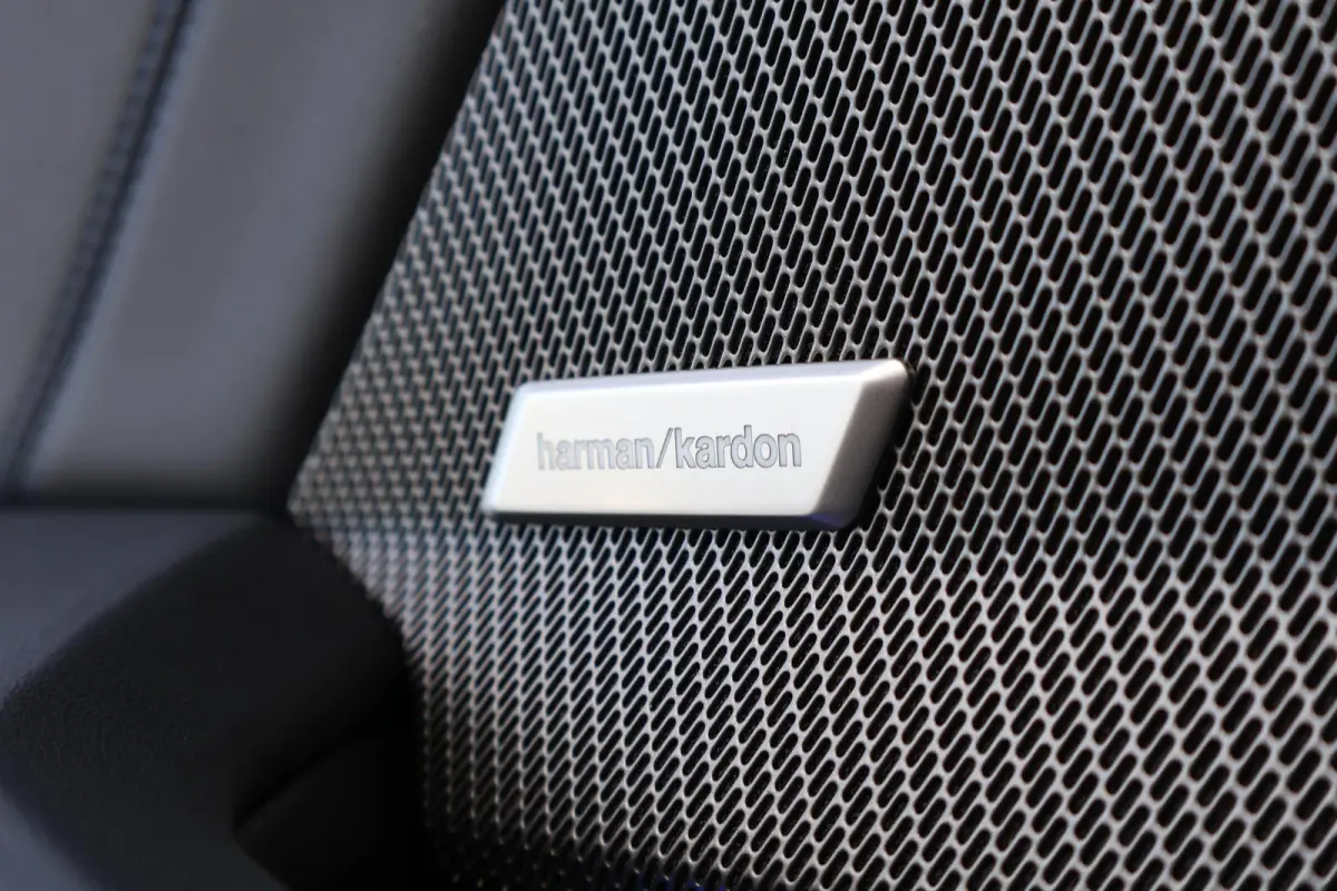 120 M Sport Design Edition | Sportpakket Pro | Panorama Dak | Invidual Nardo Grey | 19'' LM | Comforttoegang | Harman Kardon | Achteruitrijcamera | PDC |