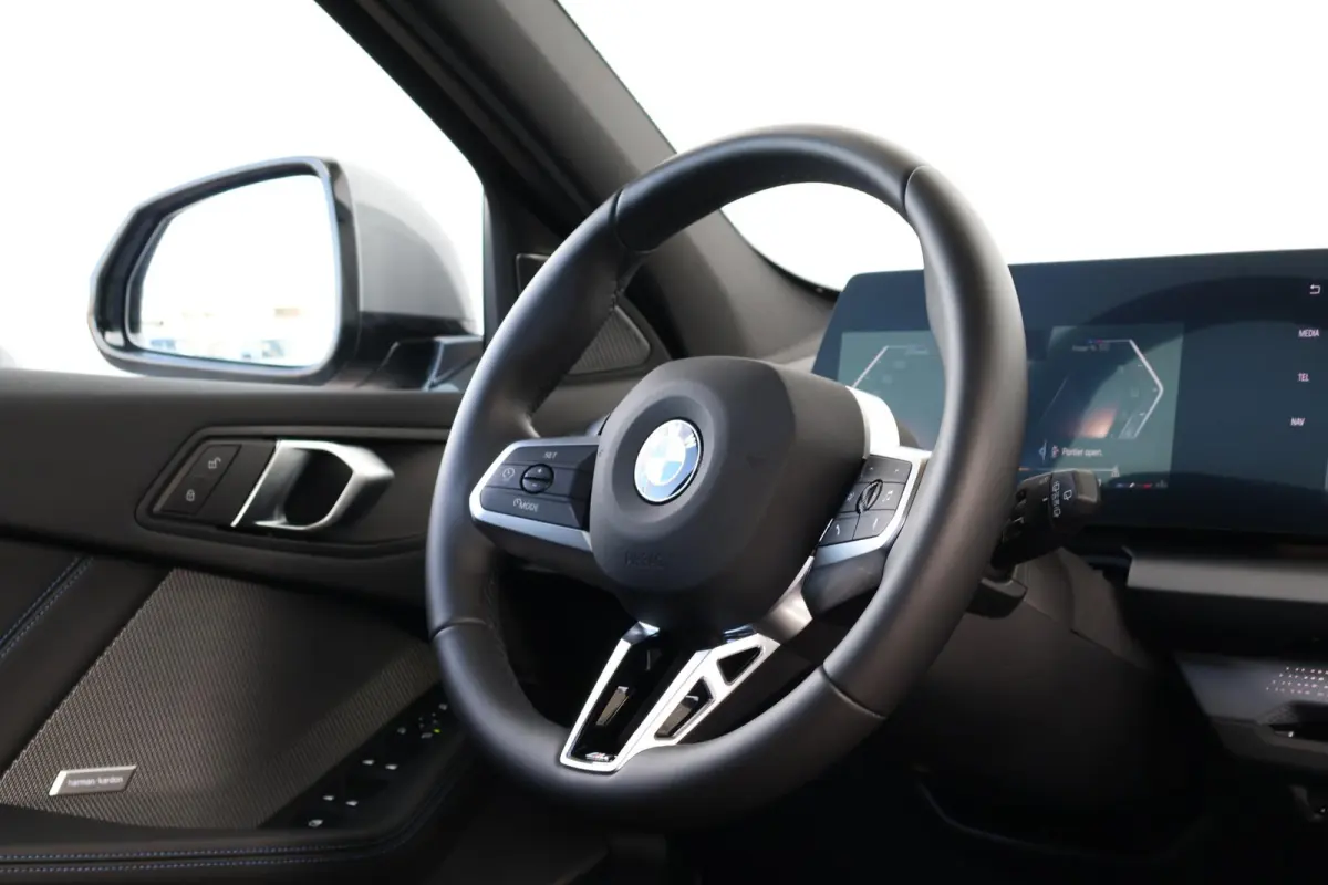 120 M Sport Design Edition | Sportpakket Pro | Panorama Dak | Invidual Nardo Grey | 19'' LM | Comforttoegang | Harman Kardon | Achteruitrijcamera | PDC |