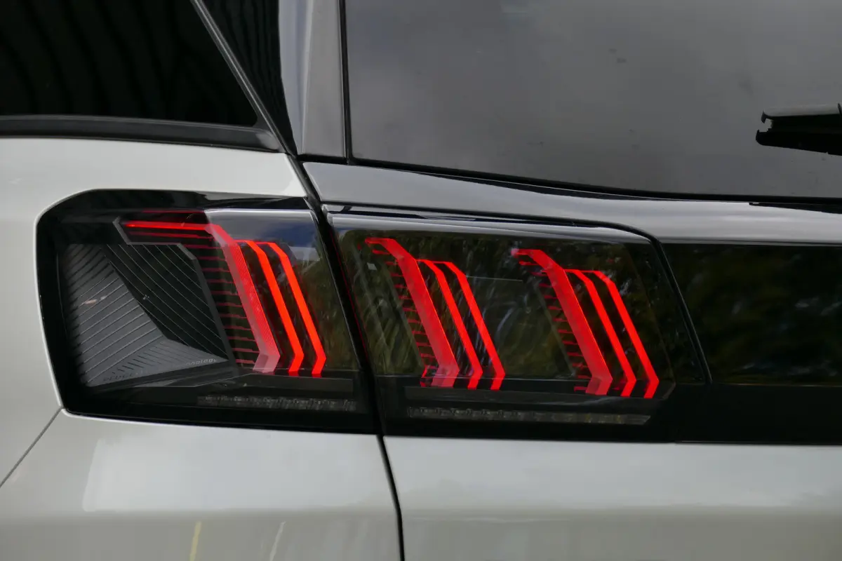 1.2 PURETECH 130PK GT AUTOMAAT / CAMERA / BLACK PACK / TREKHAAK / STOELVERWARMING / 19"LMV / FULL-LED / KEYLESS / NAVI / CLIMA / PDC / BLUETOOTH / ADAPT. CRUISECONTROL / 2E EIGENAAR / SCHITT