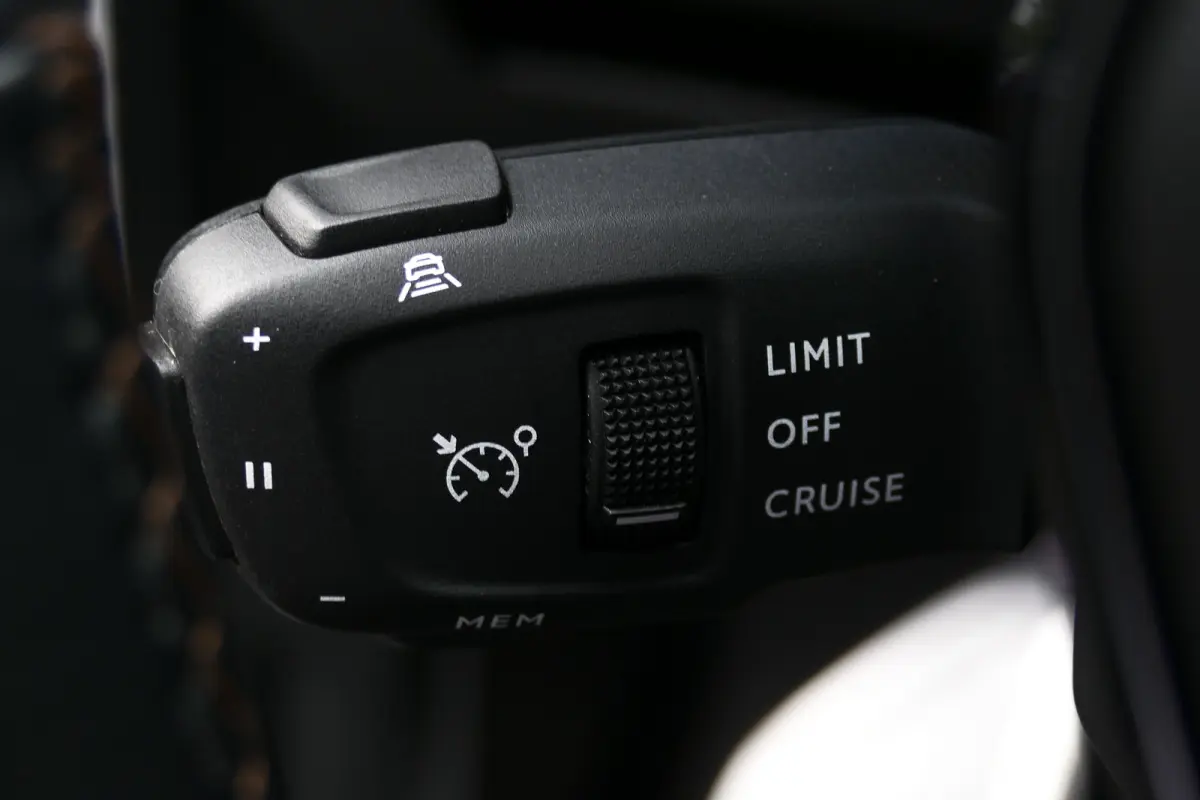 1.2 PURETECH 130PK GT AUTOMAAT / CAMERA / BLACK PACK / TREKHAAK / STOELVERWARMING / 19"LMV / FULL-LED / KEYLESS / NAVI / CLIMA / PDC / BLUETOOTH / ADAPT. CRUISECONTROL / 2E EIGENAAR / SCHITT