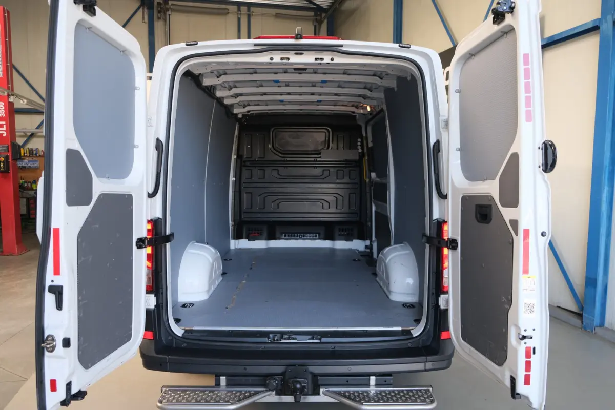35 2.0 TDI 140pk L3H1 Highline - N.A.P. Airco, Cruise, Navi, PDC, Standkachel, Carplay, Camera, Trekhaak.