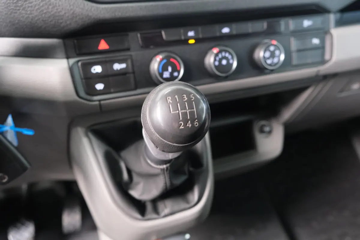 35 2.0 TDI 140pk L3H1 Highline - N.A.P. Airco, Cruise, Navi, PDC, Standkachel, Carplay, Camera, Trekhaak.