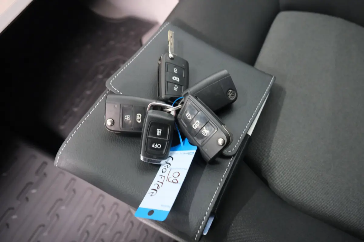35 2.0 TDI 140pk L3H1 Highline - N.A.P. Airco, Cruise, Navi, PDC, Standkachel, Carplay, Camera, Trekhaak.