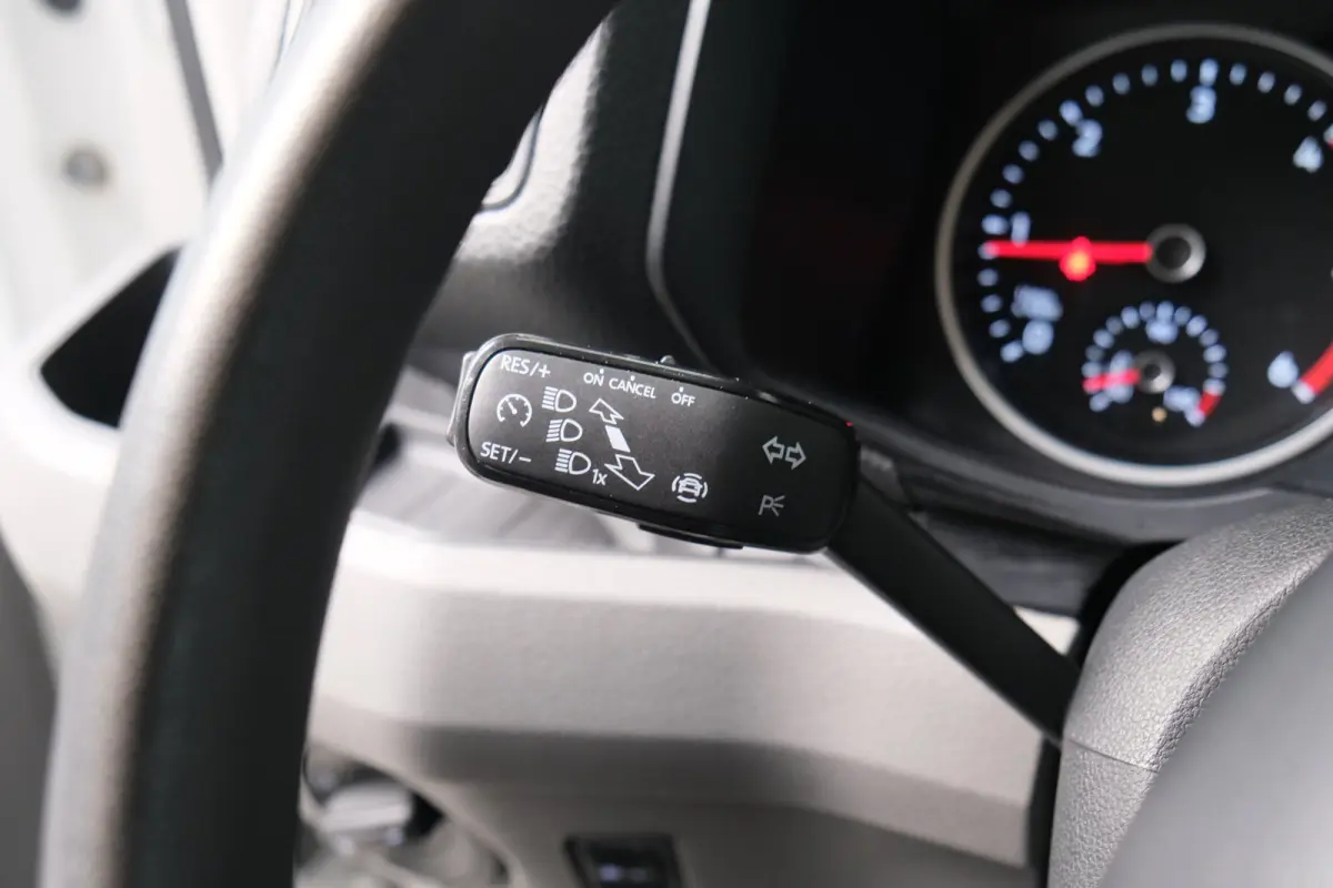 35 2.0 TDI 140pk L3H1 Highline - N.A.P. Airco, Cruise, Navi, PDC, Standkachel, Carplay, Camera, Trekhaak.