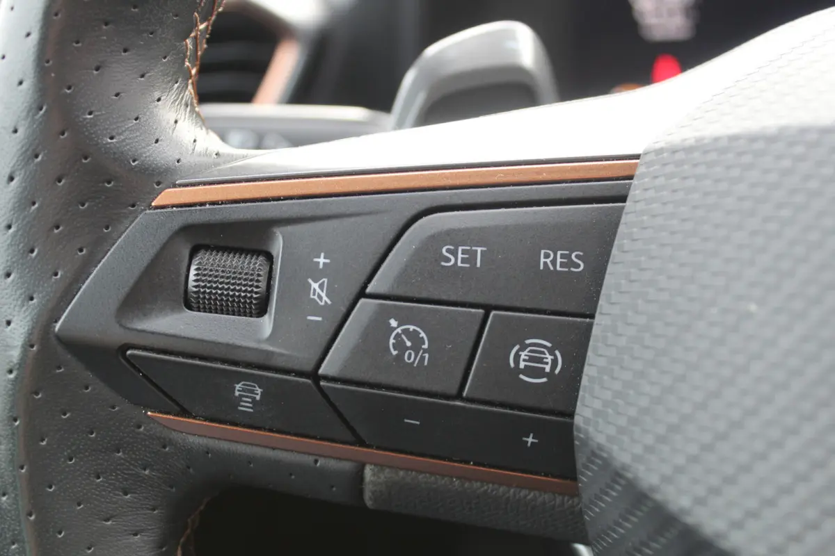 1.4 TSI e-Hybrid Essential Cruise control adaptief l stuur verwarmd l Voorstoelen verwarmd l Apple Carplay/Android Auto