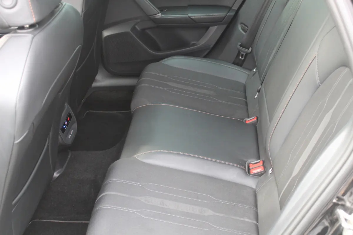 1.4 TSI e-Hybrid Essential Cruise control adaptief l stuur verwarmd l Voorstoelen verwarmd l Apple Carplay/Android Auto