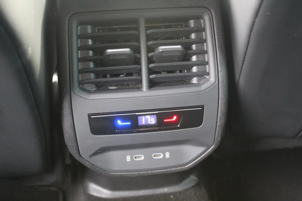 1.4 TSI e-Hybrid Essential Cruise control adaptief l stuur verwarmd l Voorstoelen verwarmd l Apple Carplay/Android Auto
