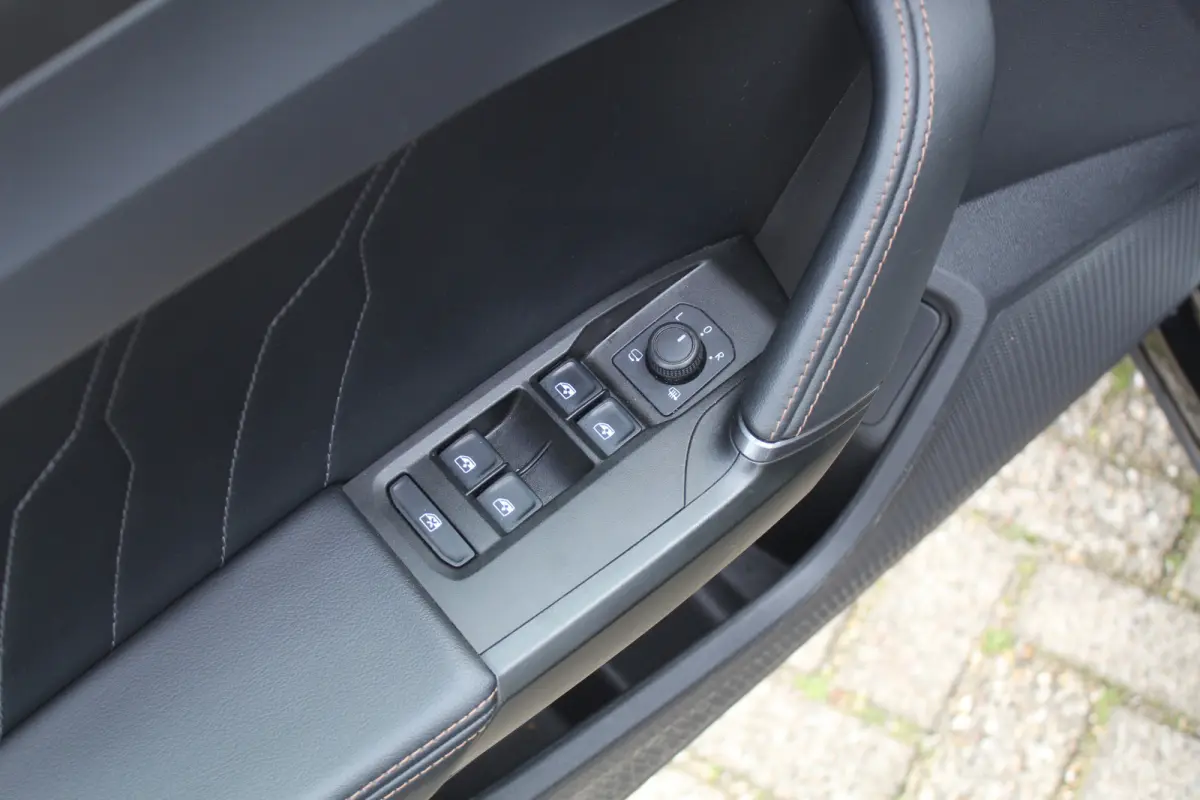 1.4 TSI e-Hybrid Essential Cruise control adaptief l stuur verwarmd l Voorstoelen verwarmd l Apple Carplay/Android Auto