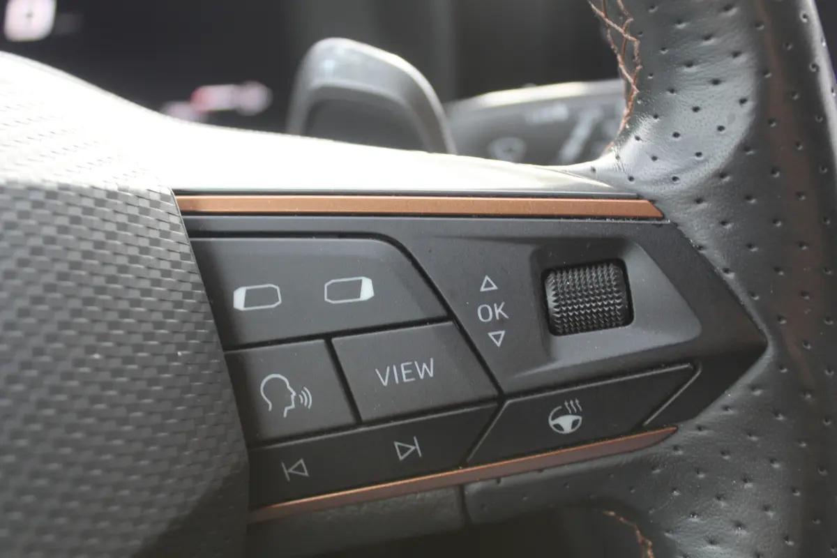 1.4 TSI e-Hybrid Essential Cruise control adaptief l stuur verwarmd l Voorstoelen verwarmd l Apple Carplay/Android Auto
