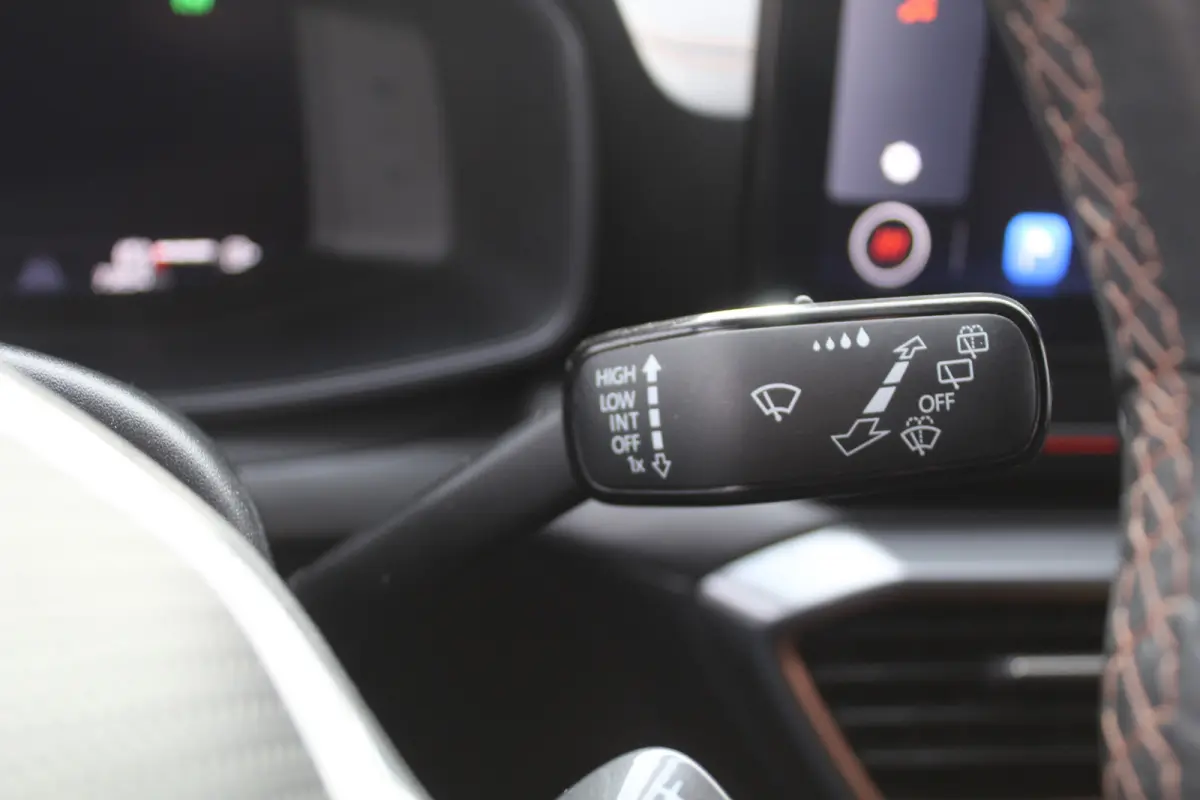 1.4 TSI e-Hybrid Essential Cruise control adaptief l stuur verwarmd l Voorstoelen verwarmd l Apple Carplay/Android Auto