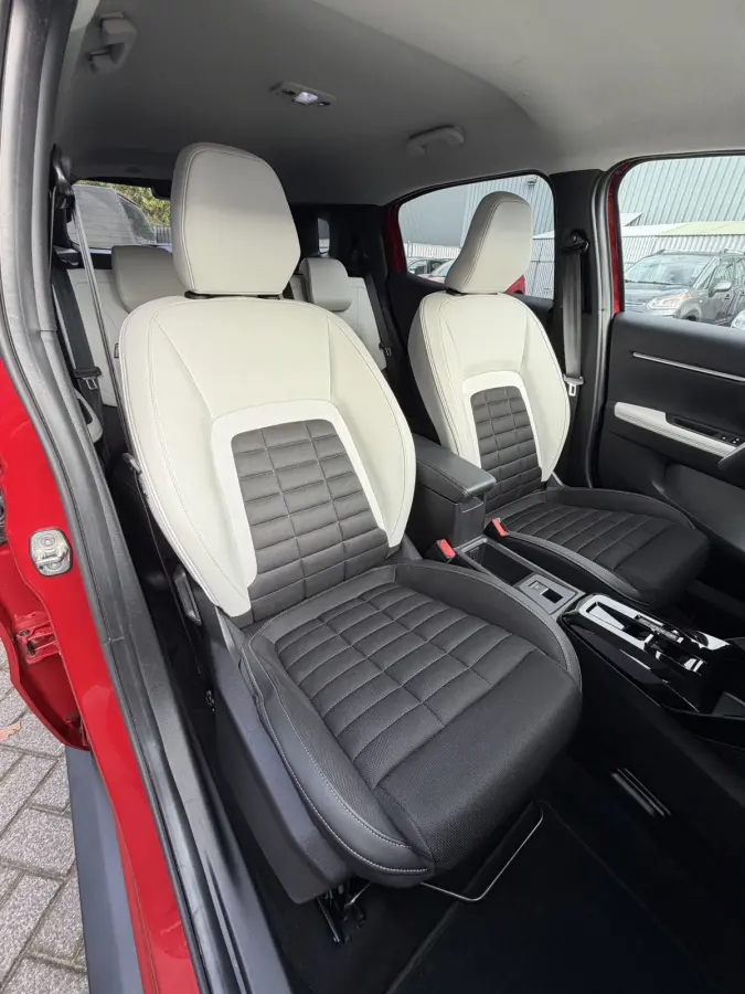 145pk Hybrid Max (Camera - Parkeersensoren V+A - LED - Navigatie - Automatische Airco - Dodehoek detectie - Apple Carplay)