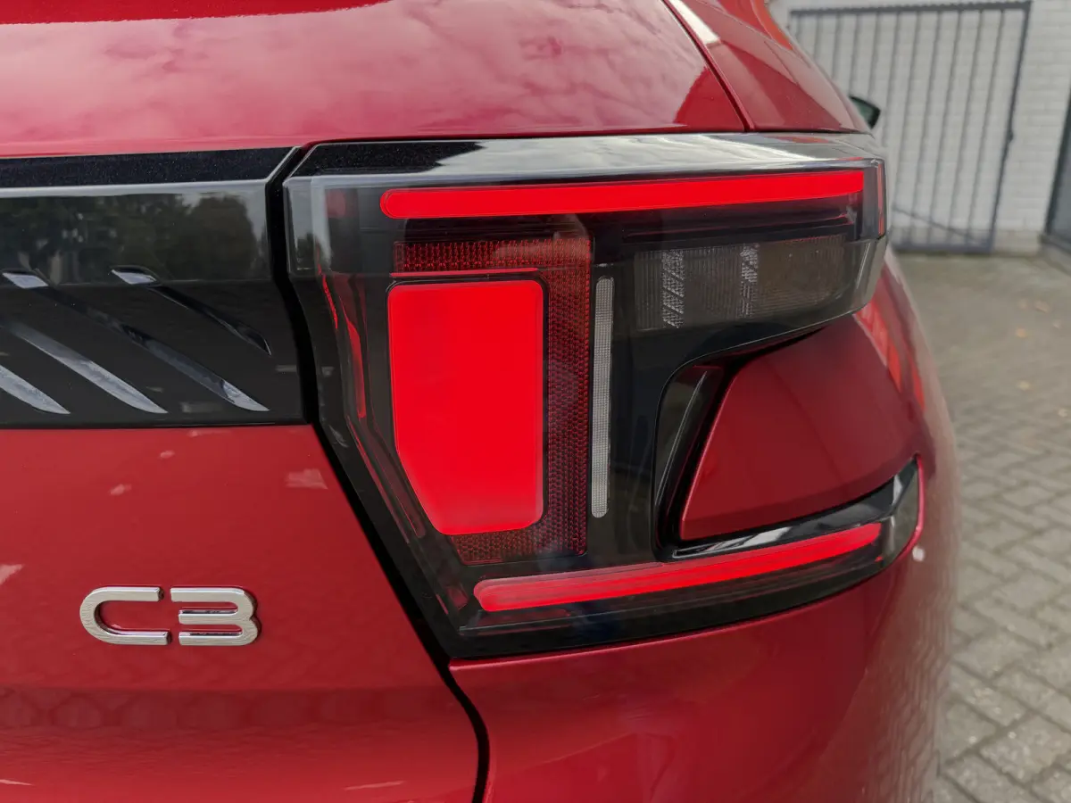 145pk Hybrid Max (Camera - Parkeersensoren V+A - LED - Navigatie - Automatische Airco - Dodehoek detectie - Apple Carplay)