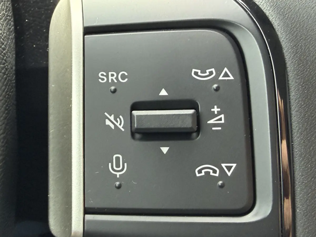 145pk Hybrid Max (Camera - Parkeersensoren V+A - LED - Navigatie - Automatische Airco - Dodehoek detectie - Apple Carplay)