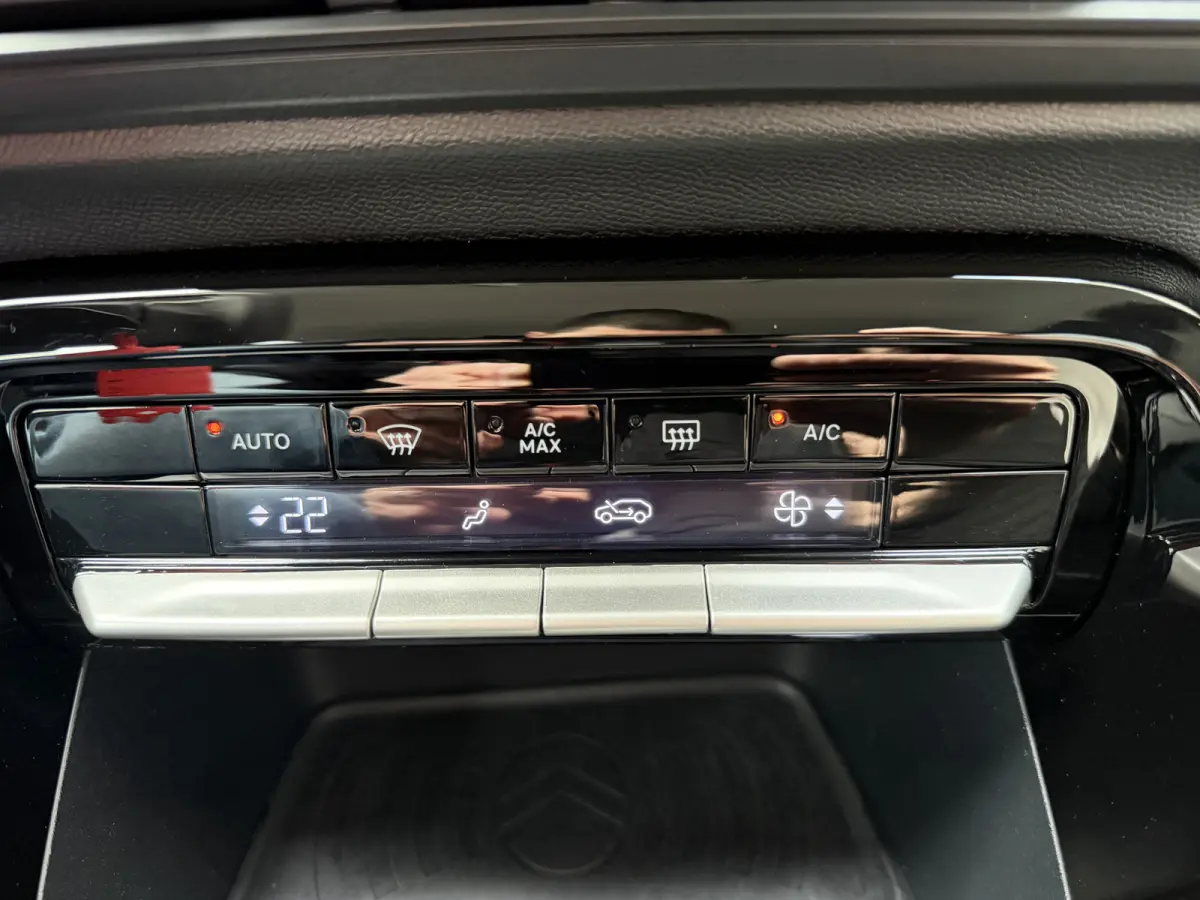 145pk Hybrid Max (Camera - Parkeersensoren V+A - LED - Navigatie - Automatische Airco - Dodehoek detectie - Apple Carplay)