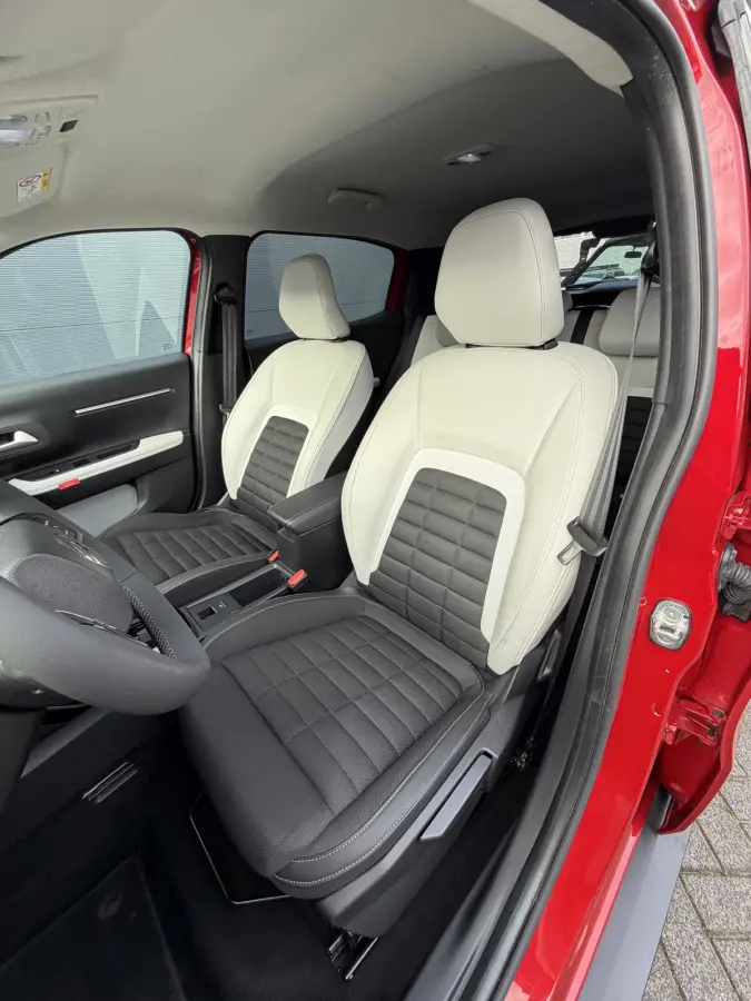 145pk Hybrid Max (Camera - Parkeersensoren V+A - LED - Navigatie - Automatische Airco - Dodehoek detectie - Apple Carplay)