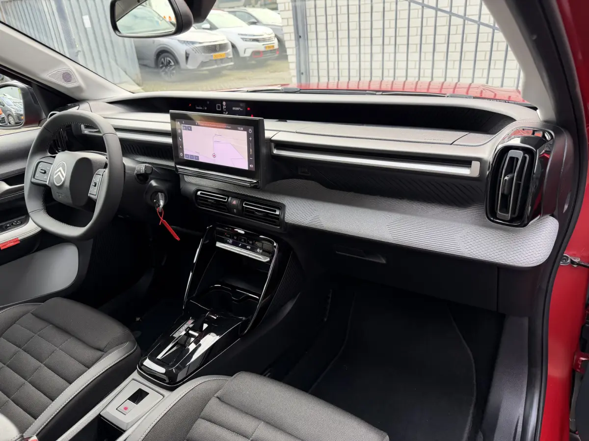 145pk Hybrid Max (Camera - Parkeersensoren V+A - LED - Navigatie - Automatische Airco - Dodehoek detectie - Apple Carplay)