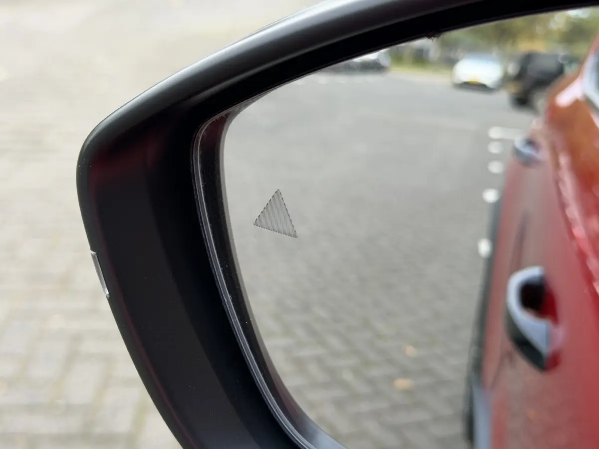 145pk Hybrid Max (Camera - Parkeersensoren V+A - LED - Navigatie - Automatische Airco - Dodehoek detectie - Apple Carplay)