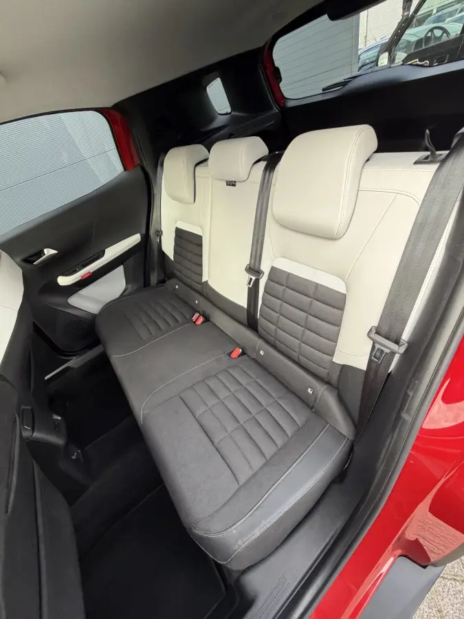 145pk Hybrid Max (Camera - Parkeersensoren V+A - LED - Navigatie - Automatische Airco - Dodehoek detectie - Apple Carplay)