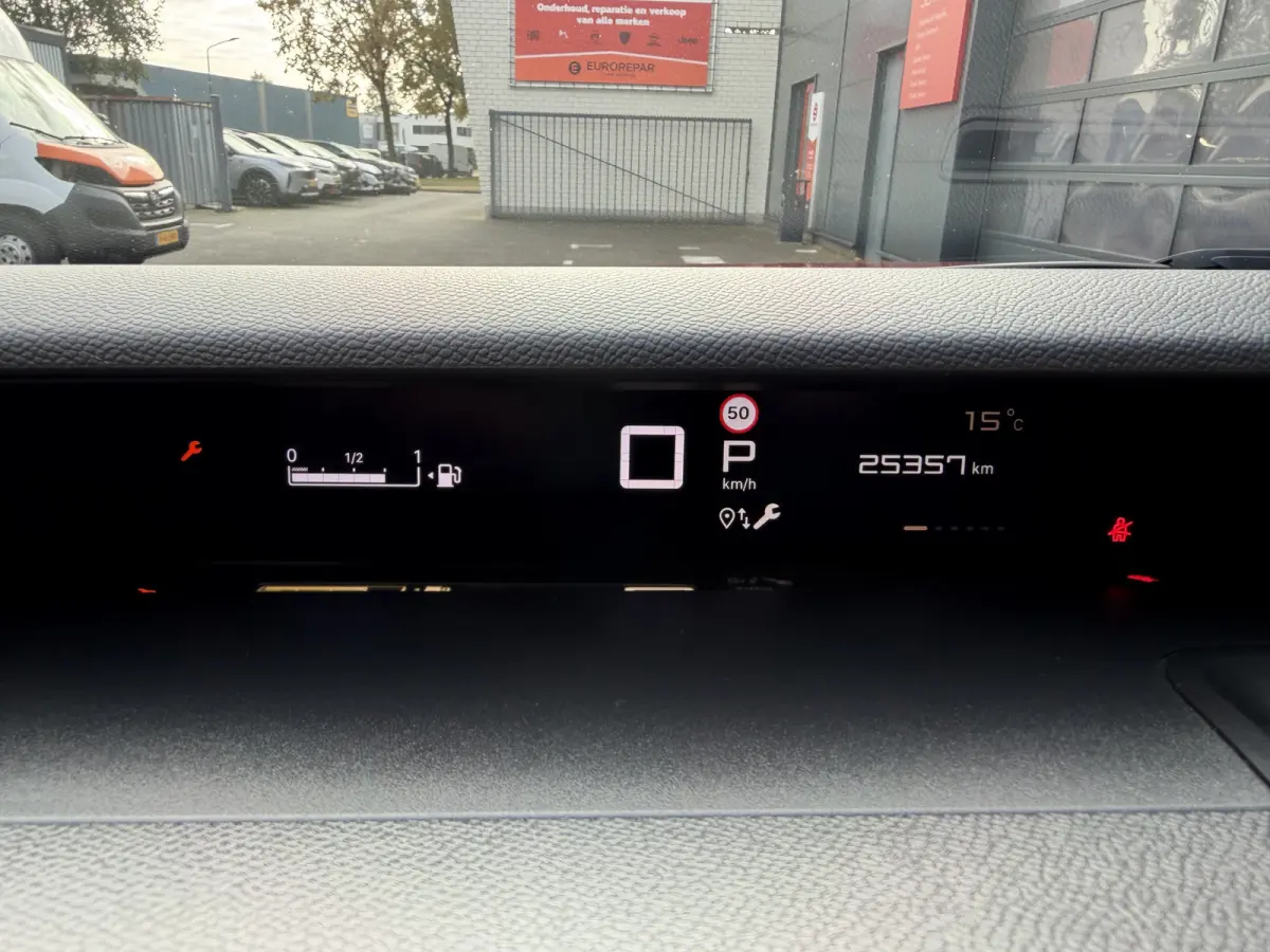 145pk Hybrid Max (Camera - Parkeersensoren V+A - LED - Navigatie - Automatische Airco - Dodehoek detectie - Apple Carplay)