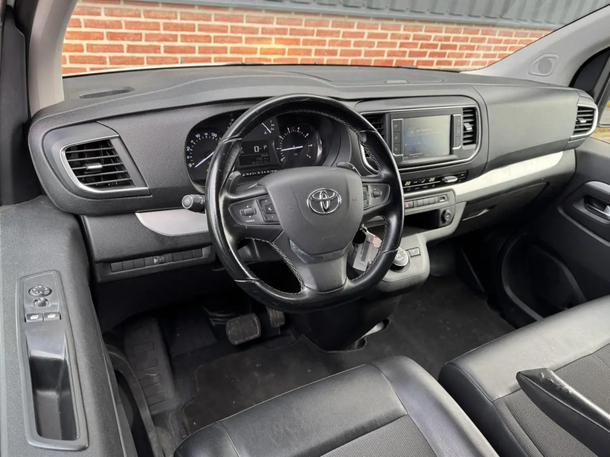 2.0 D-4D 123pk Black Line Trekhaak/Carplay/Camera/Navi/Clima/17"