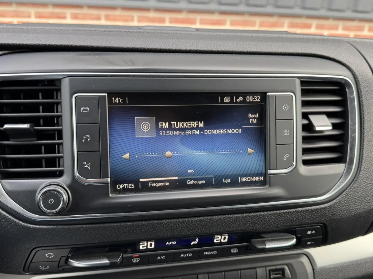 2.0 D-4D 123pk Black Line Trekhaak/Carplay/Camera/Navi/Clima/17"