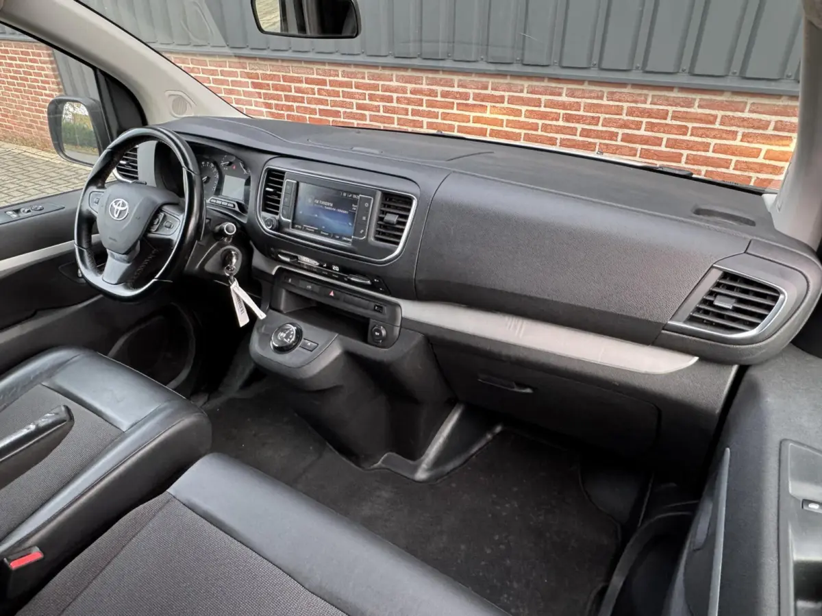 2.0 D-4D 123pk Black Line Trekhaak/Carplay/Camera/Navi/Clima/17"