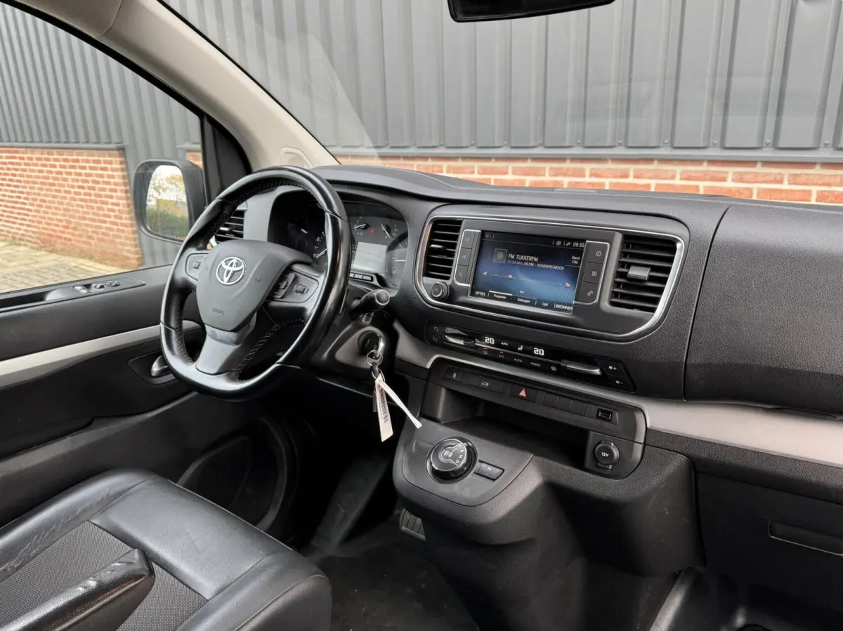 2.0 D-4D 123pk Black Line Trekhaak/Carplay/Camera/Navi/Clima/17"