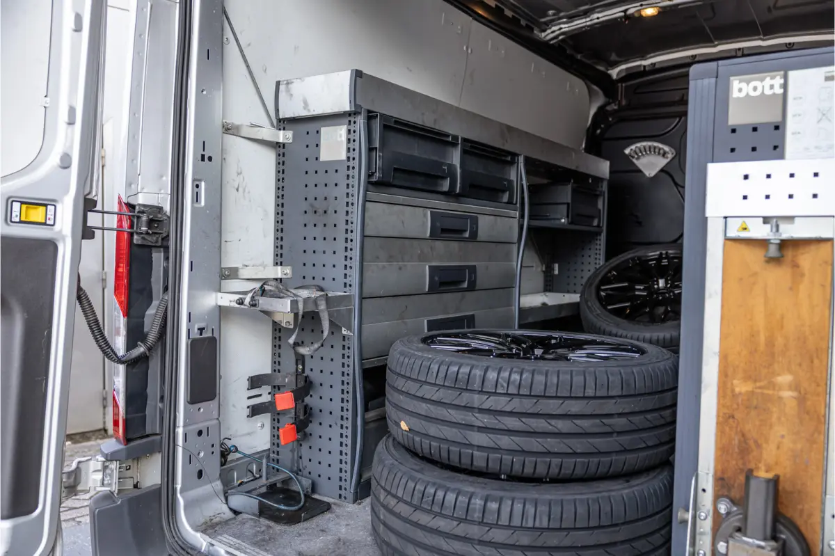 310 2.0 TDCI L2H2 | CarPlay | Navigatie | Camera | BOTT Inrichting | Airco | 3-Zitter | Cruise control