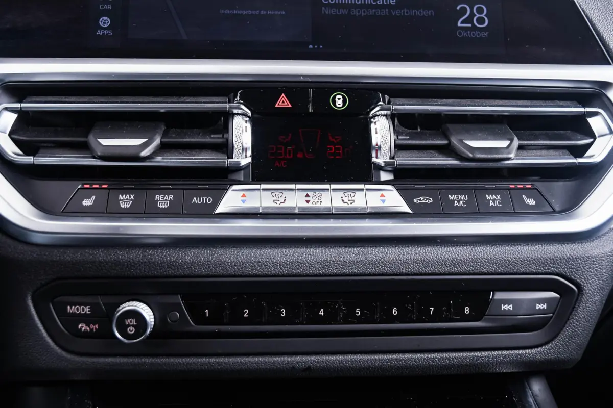 320i Executive Edition Sport Line - Head up - Sportstoelen - Cruise control - PDC voor/achter - Geluidswerende ruiten voor - Elektrisch verwarmde voorstoelen -